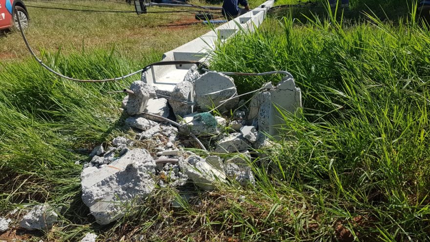 Após queda de postes, fluxo de veículos é liberado na Rua Indira Gandhi