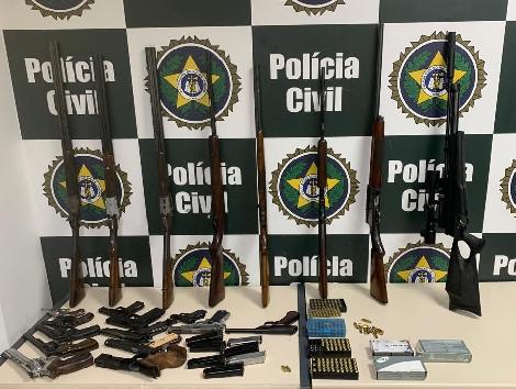 Polícia Civil apreende armas em ação para cumprimento de busca e apreensão