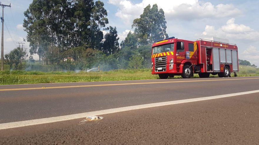 Intensa fumaça de incêndio às margens da BR-277 atrapalha visibilidade de motoristas