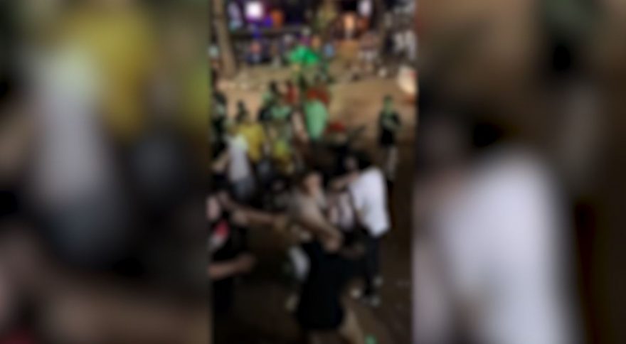 Jovens saem no soco durante grande movimentação na Rua Paraná; veja o vídeo