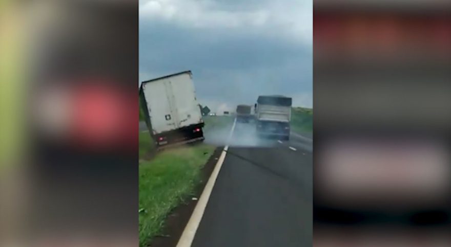 Lamentável: Veja o momento que caminhoneiro “joga” motorista para fora da pista e causa acidente