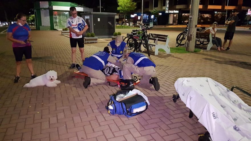 Idosa fratura o braço ao sofrer queda no calçadão de Cascavel