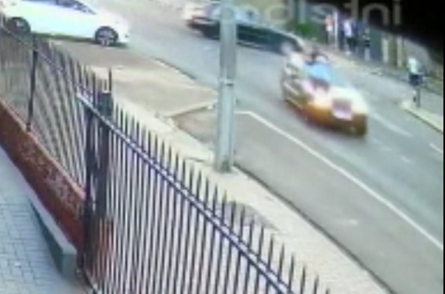 Vídeo: carro sobe pela contramão com pessoa “pendurada” em cima do veículo