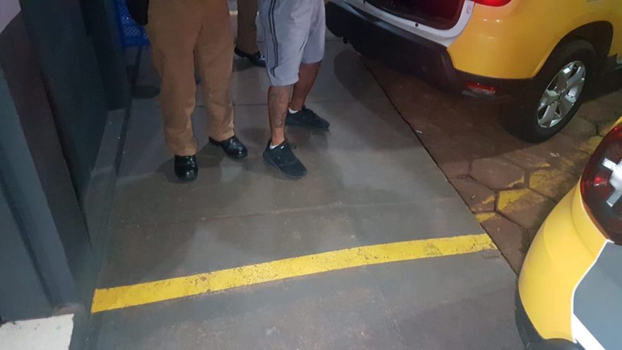 Homem com mandado em aberto é preso após supostamente agredir a mãe no Bairro Veneza