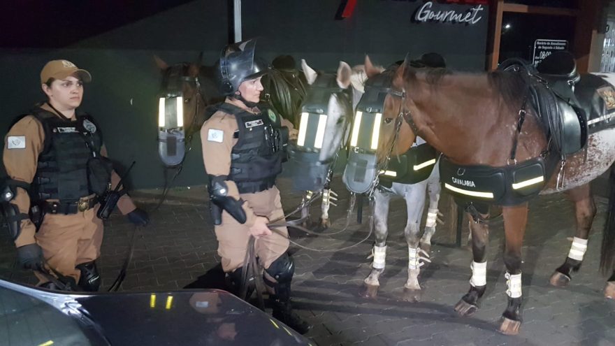 Mulher em posse de cigarros de maconha é presa pela Cavalaria da PM