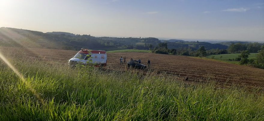 Carro de Jandaia do Sul capota na BR-376 em Apucarana; veja