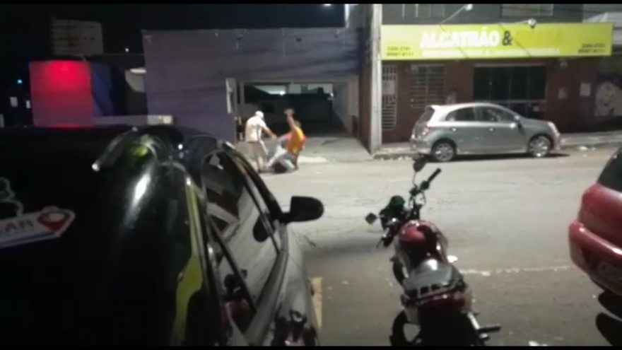 Vídeos mostram briga no Centro, onde jovens são espancados