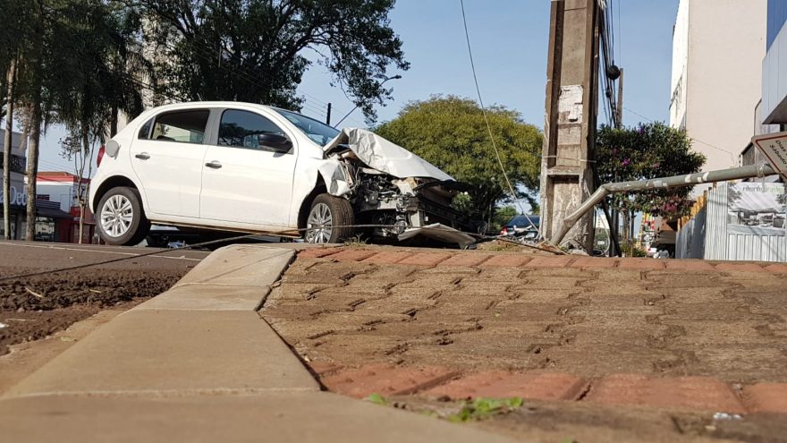 Carro atinge poste na Avenida Brasil, no Centro de Cascavel