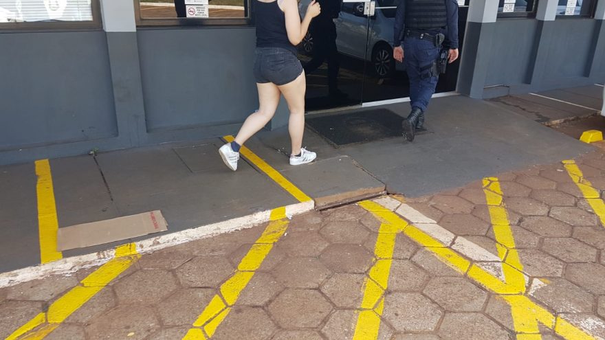 Em plena manhã de segunda, jovem é flagrada fazendo manobras perigosas e é detida por embriaguez