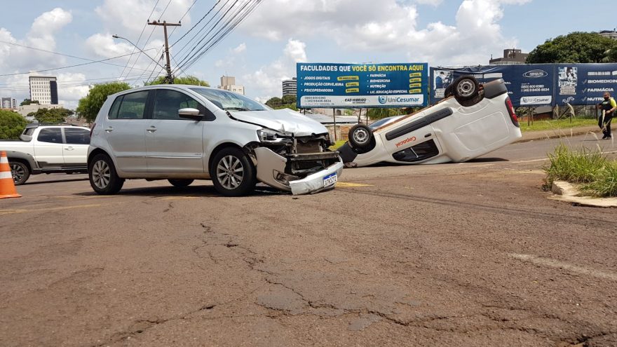 Fiat Fiorino capota no Parque São Paulo após ser atingida por Fox