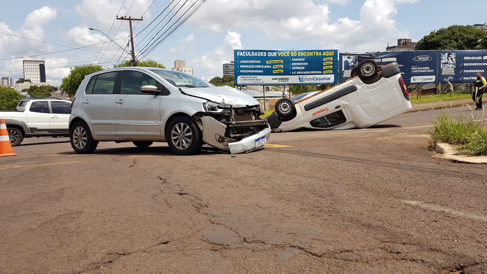 Fiat Fiorino capota no Parque São Paulo após ser atingida por Fox