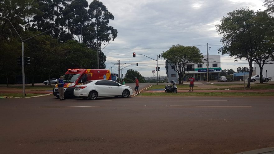 Colisão entre carro e moto deixa motociclista ferido na Av. Brasil