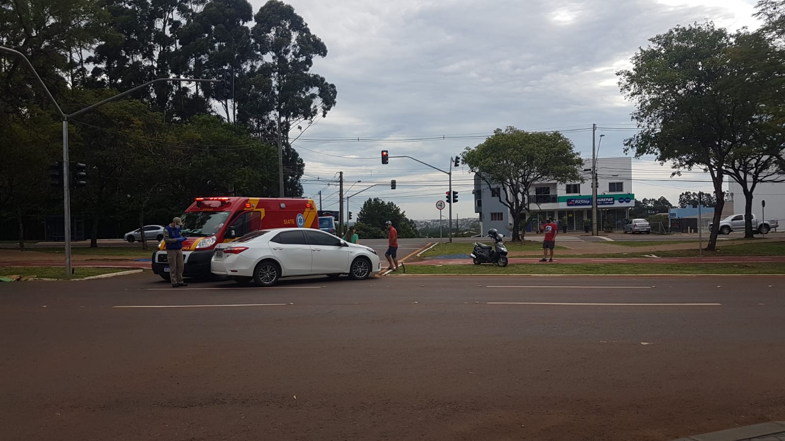 Colisão entre carro e moto deixa motociclista ferido na Av. Brasil