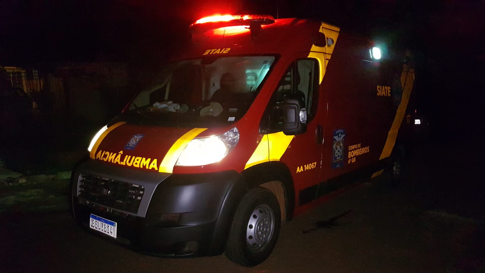 Homem realiza cortes na pele e perfura a perna