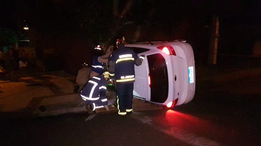 Após colisão, veículo tomba e vítimas precisam dos socorristas para sair do carro