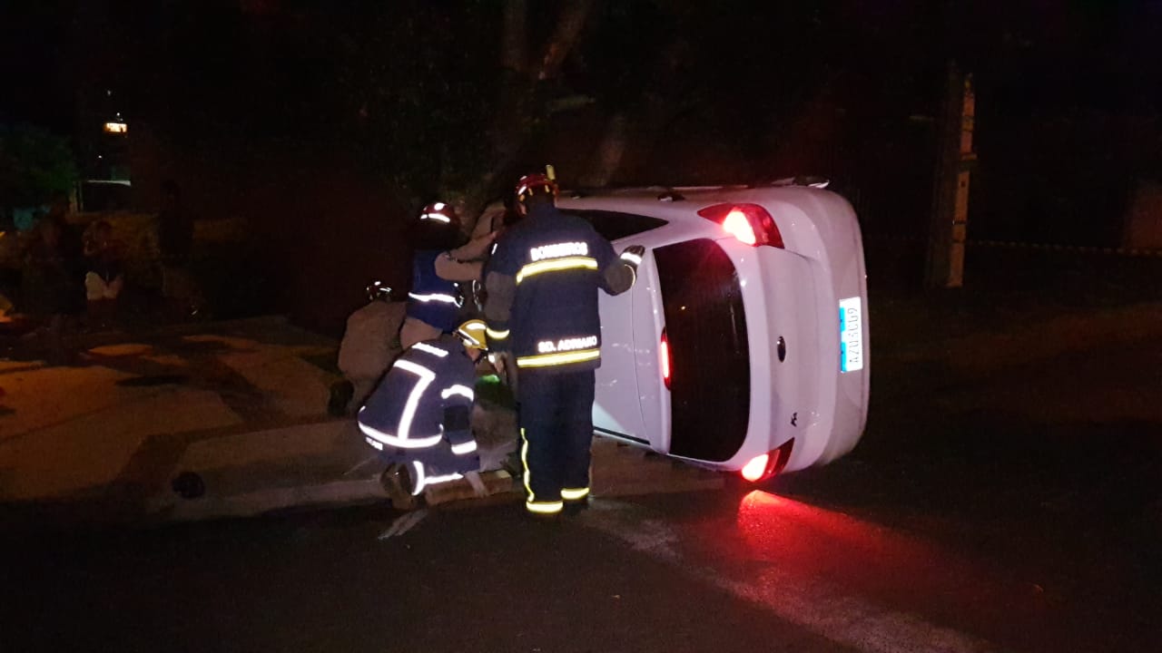 Após colisão, veículo tomba e vítimas precisam dos socorristas para sair do carro