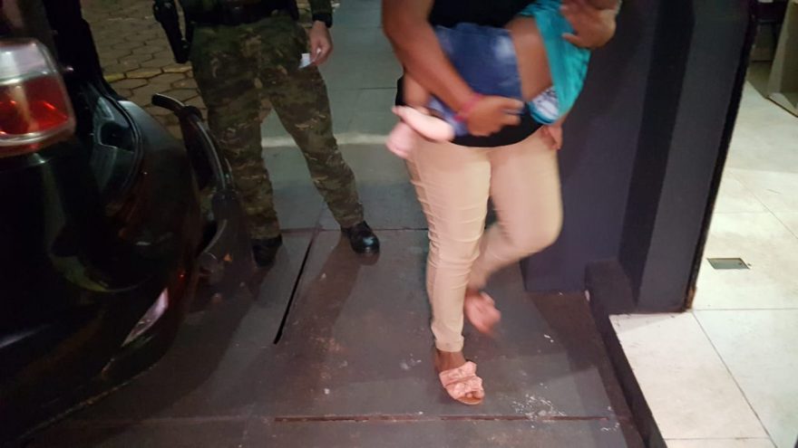 Mulher detida transportando drogas em ônibus estava com filho de um ano no colo