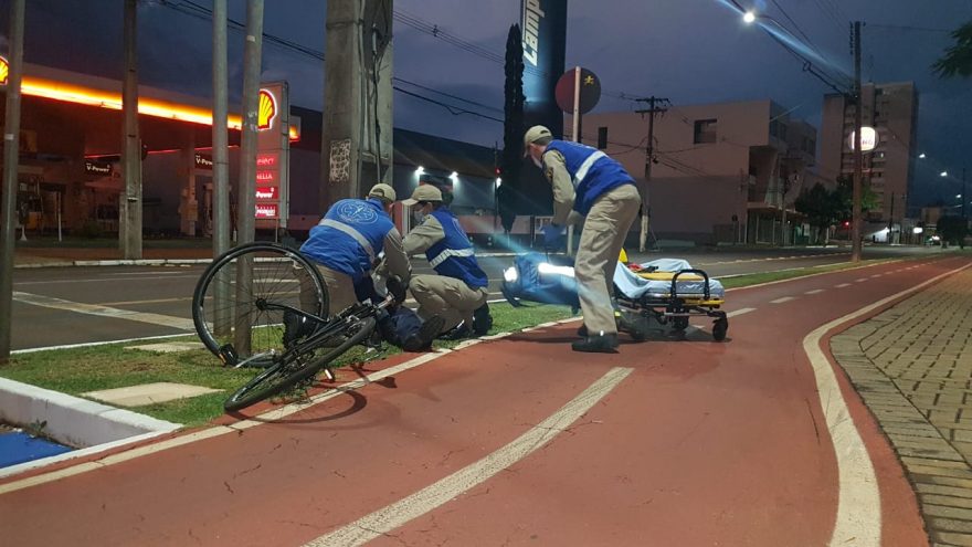 Homem fratura a clavícula ao cair de bicicleta em ciclovia na Av. Brasil