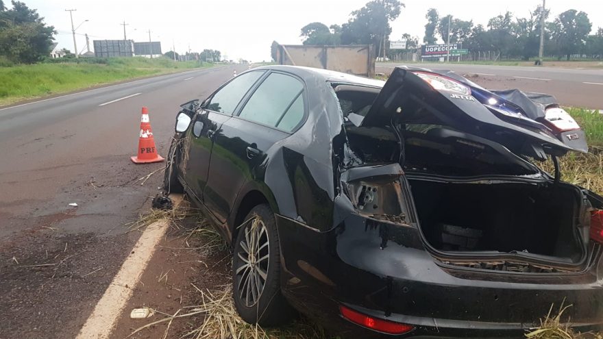 Jetta sai da pista e bate contra barranco na rodovia BR-467, em Cascavel