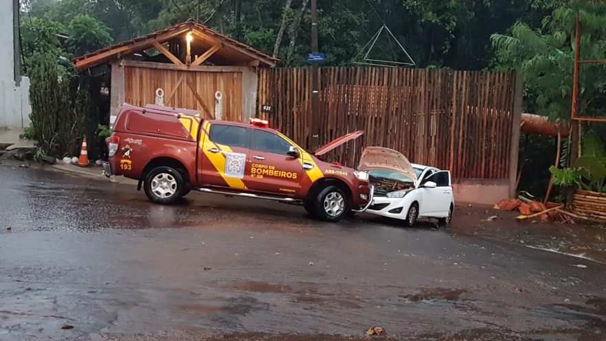Correnteza provocada por chuva arrasta carro na Rua Goiás e Corpo de Bombeiros é acionado