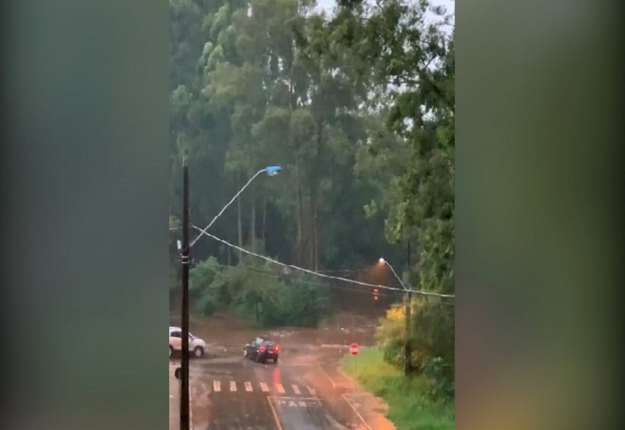 Alagamento interdita ponte do Bairro XIV de Novembro