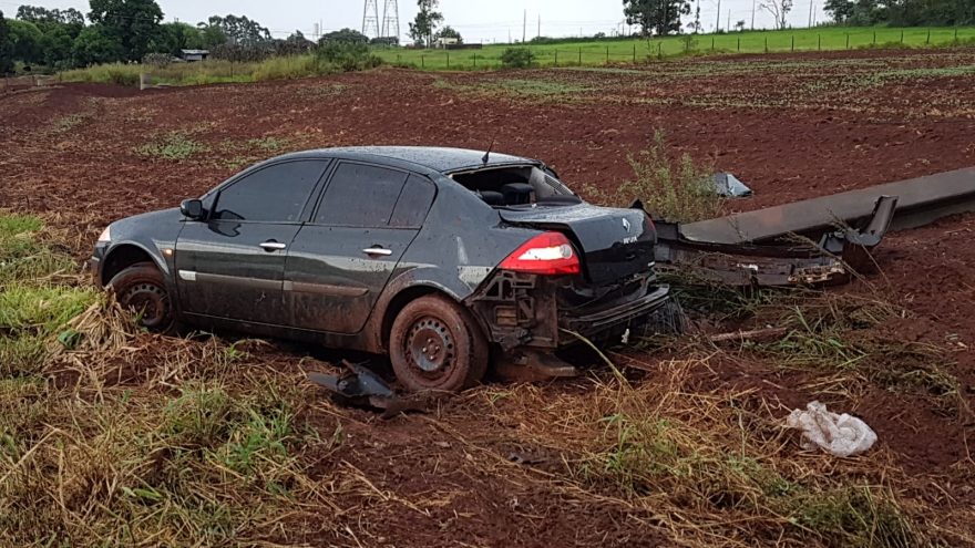 Após sair da pista, carro bate contra poste e derruba estrutura às margens da BR-467