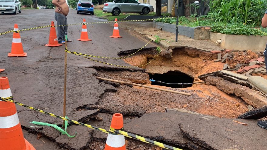 Com chuva, parte do asfalto é arrancado na Rua Sociologia, no Universitário