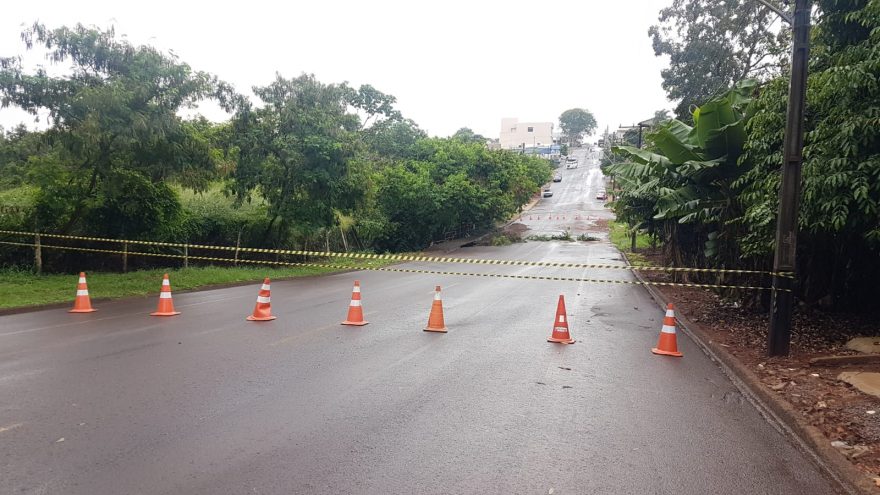 Rua Europa é interditada após parte do asfalto ceder e provocar desmoronamento
