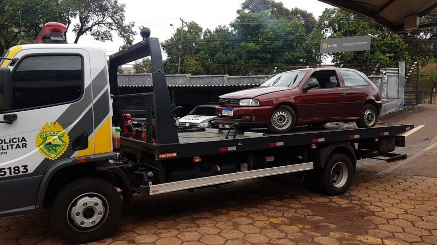 Homens com carro furtado se envolvem em acidente no Cascavel Velho e abandonam veículo
