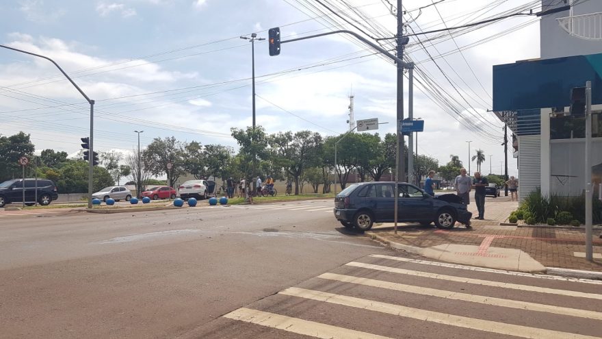 Carros se envolvem em forte colisão na Avenida Barão do Rio Branco