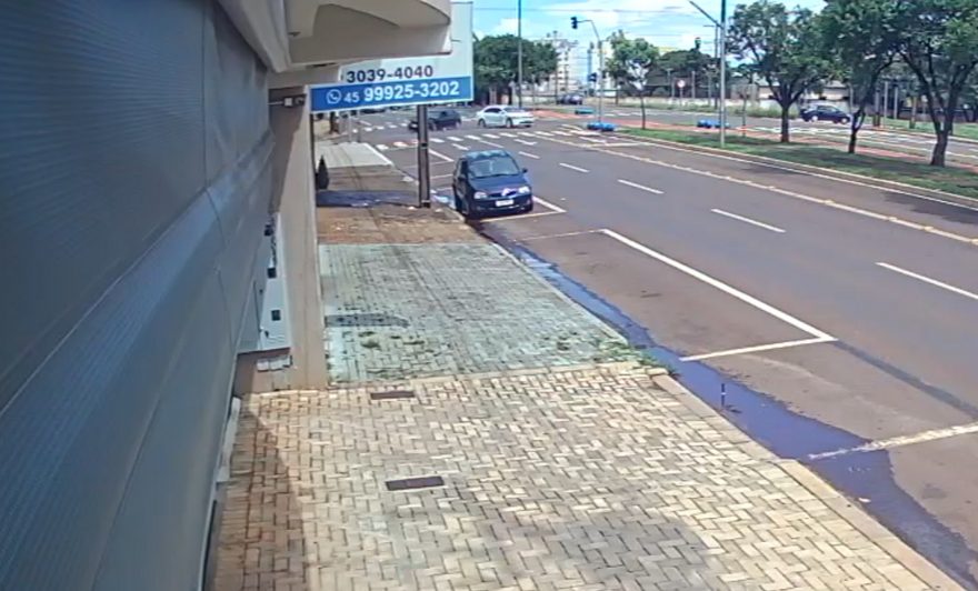 Vídeo mostra forte colisão entre Jetta e Gol na Avenida Barão do Rio Branco