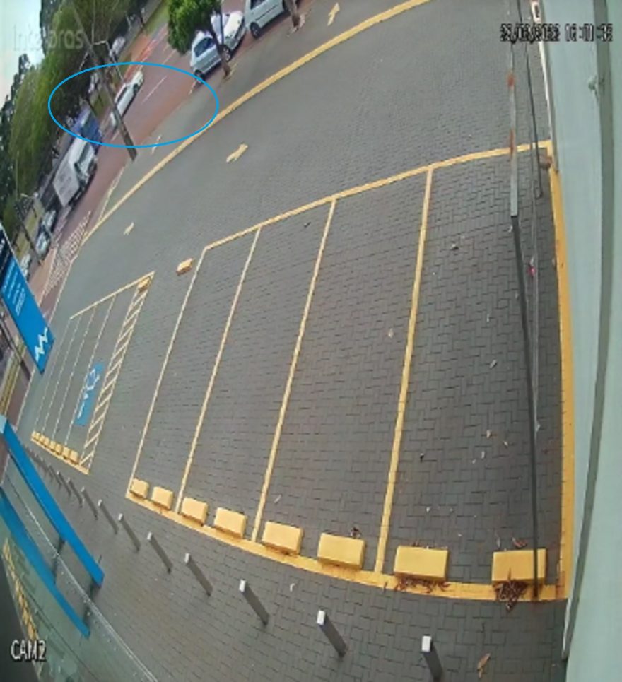 Câmera flagra colisão entre carro e moto na Av. Brasil