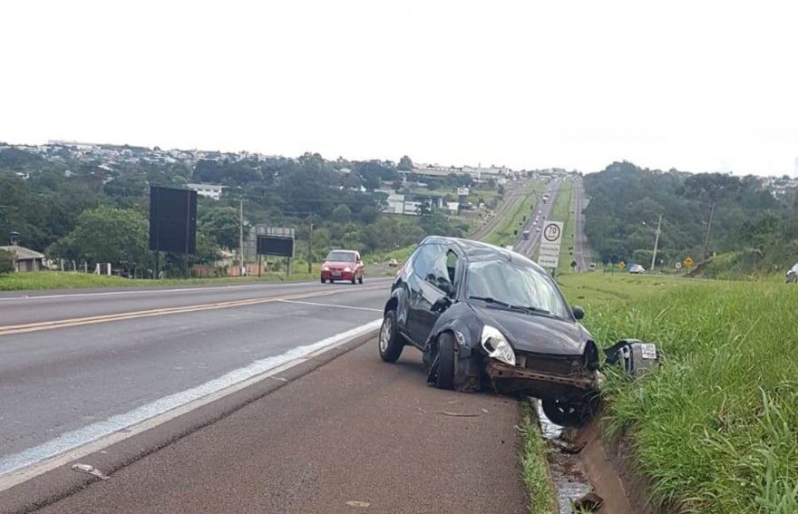Condutor de Ka perde o controle e sai da pista na BR-277