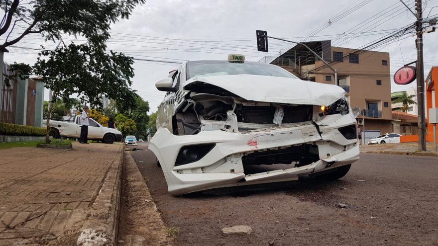 Táxi e utilitário se envolvem em colisão na Rua Recife, no Centro