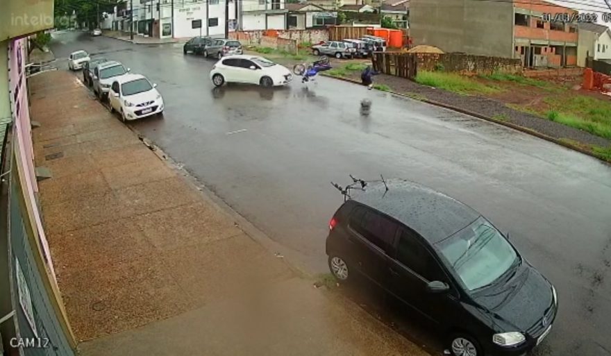 Impressionante: Motociclista é arremessado a vários metros após colisão contra carro