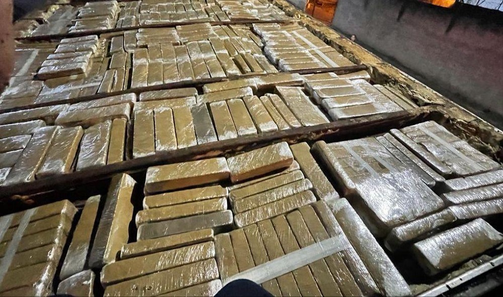 Mais de 500 tijolos de maconha são encontrados em compartimento secreto de caminhão