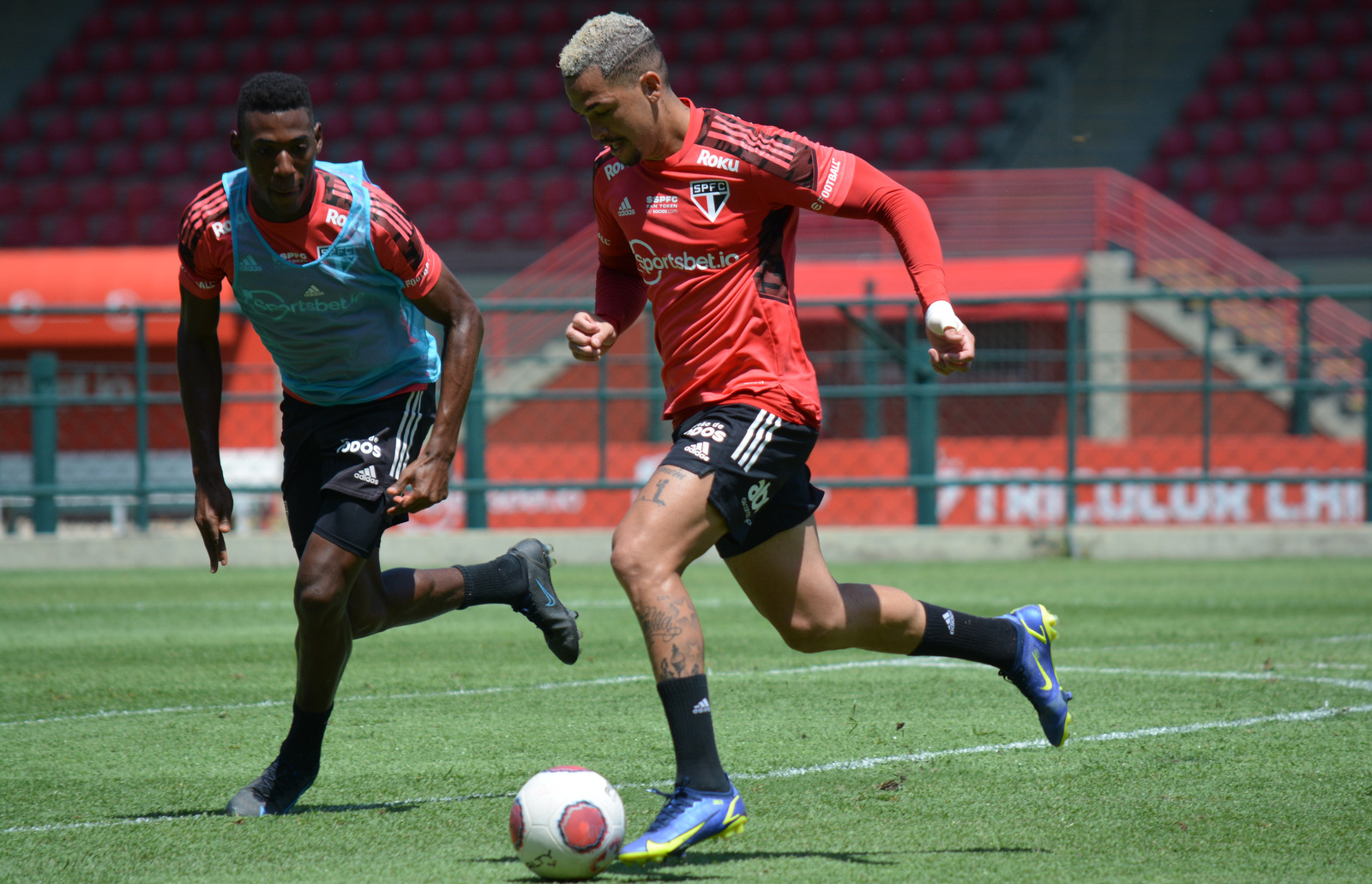 Elenco se reapresenta e treina para encarar o Corinthians