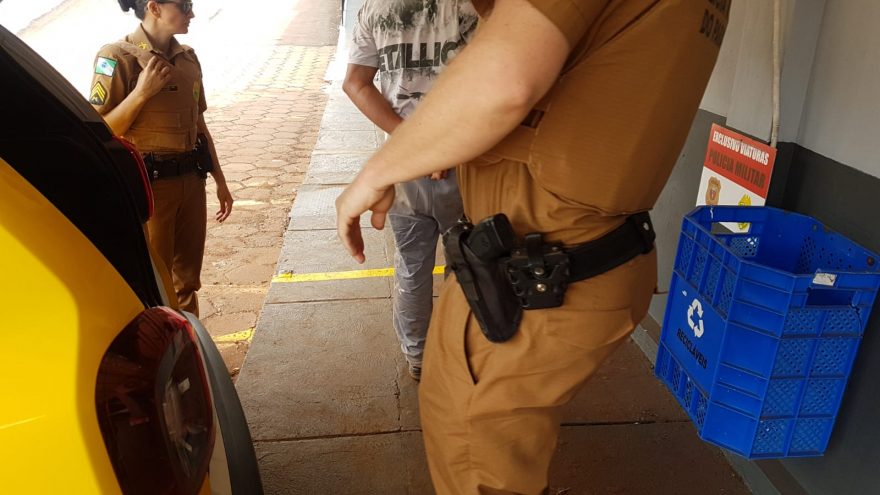 Homem que era procurado pela Justiça pelos crimes de associação à prostituição e favorecimento à prostituição é detido pela PM