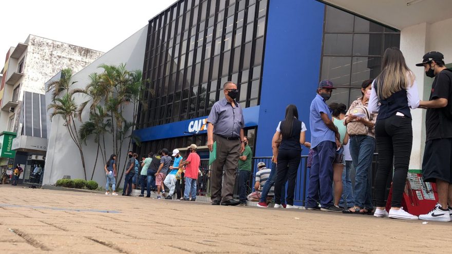 Bancos reabrem após quatro dias e meio e filas já dobram a esquina