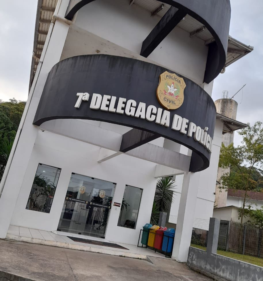 Ação conjunta identifica falso farmacêutico e apreende medicamentos controlados em Joinville