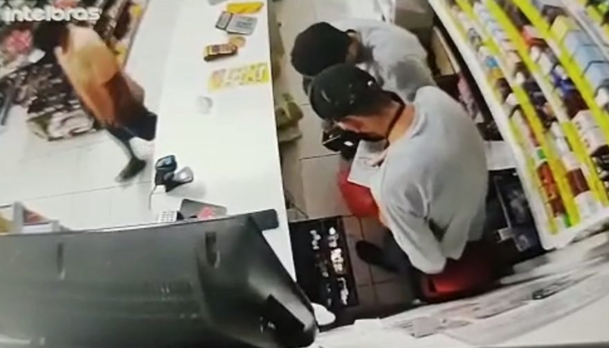 Veja a ação de bandidos em empresa de Cascavel; Armados, eles roubaram sete garrafas de whisky