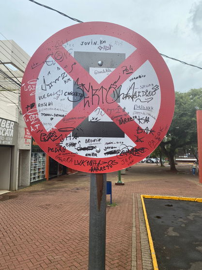 Jovens picham placa de sinalização no centro de Apucarana