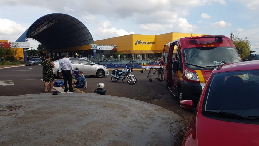 Homem fica ferido após colisão entre carro e moto no São Cristóvão