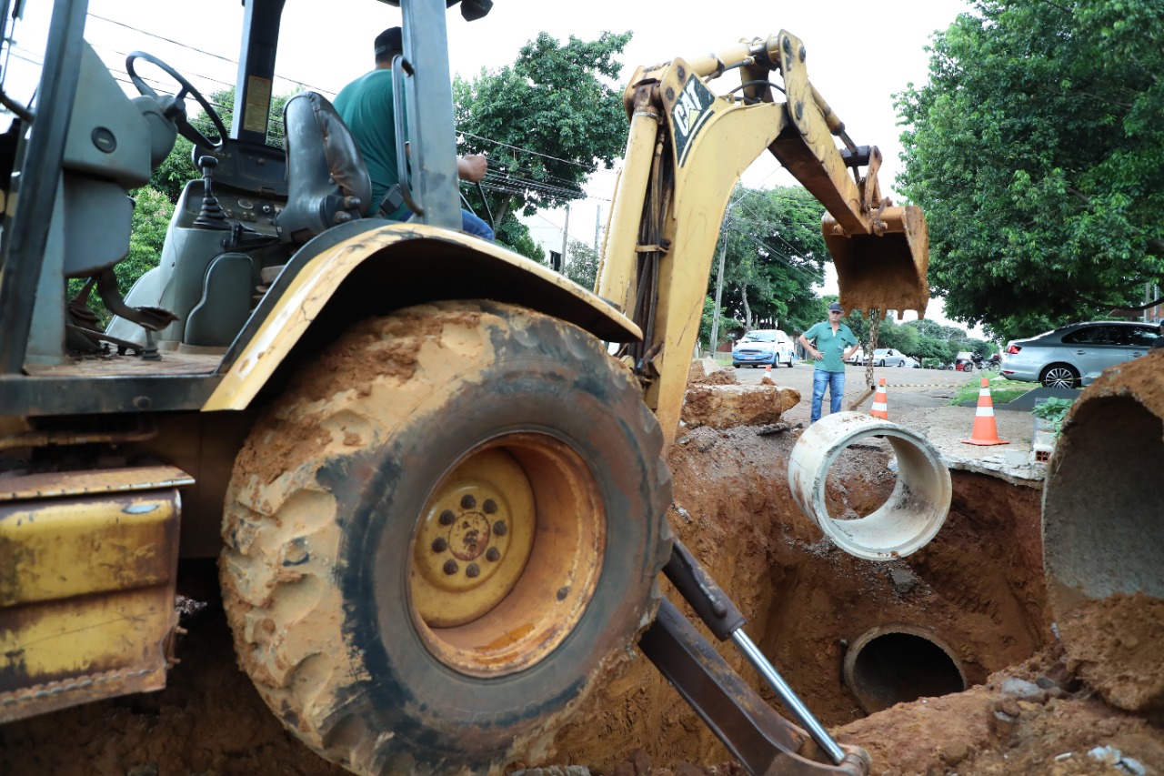 Prefeitura recupera ruas danificadas por fortes chuvas