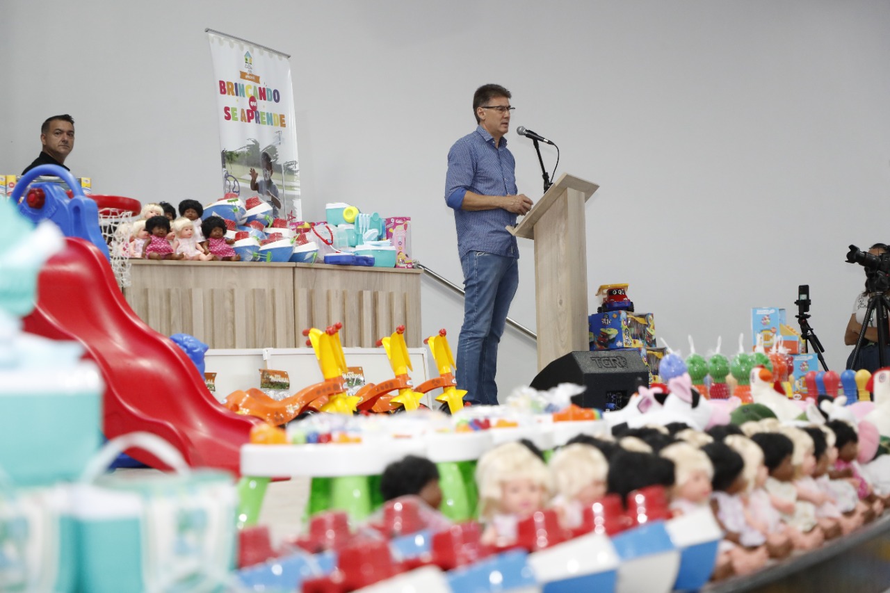 Quase R$ 1 milhão em brinquedos é entregue pela prefeitura para a Educação Infantil