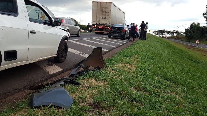 Colisão entre Saveiro e Prisma é registrada na BR-277 em Cascavel