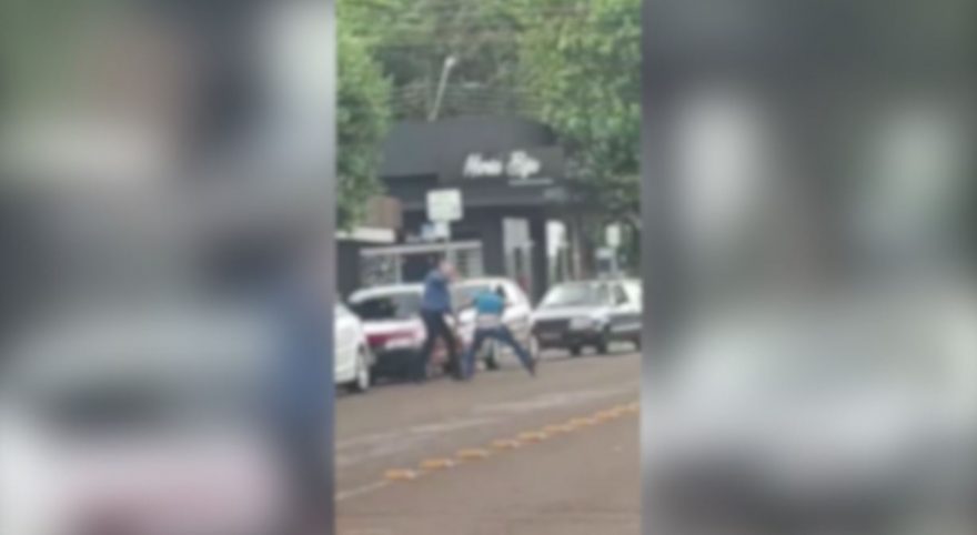 Acidente de trânsito termina com homens brigando no Centro; veja o vídeo