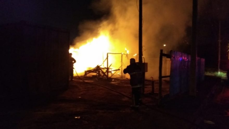 Depósito de materiais de construção é tomado pelo fogo