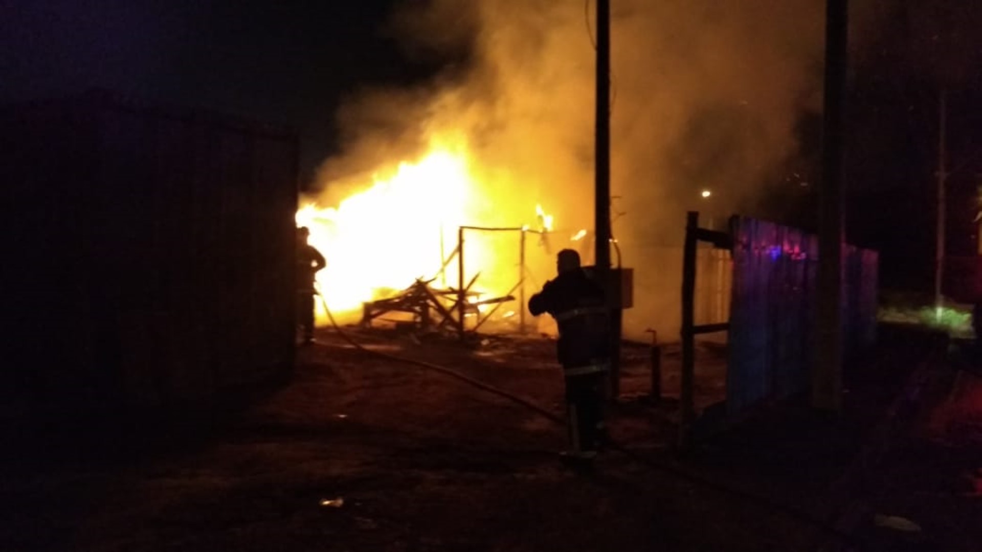 Depósito de materiais de construção é tomado pelo fogo