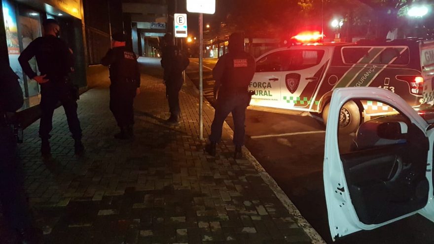 GM é acionada após indivíduo transtornado que havia invadido ambulância, ter tentado entrar em hotel no Centro
